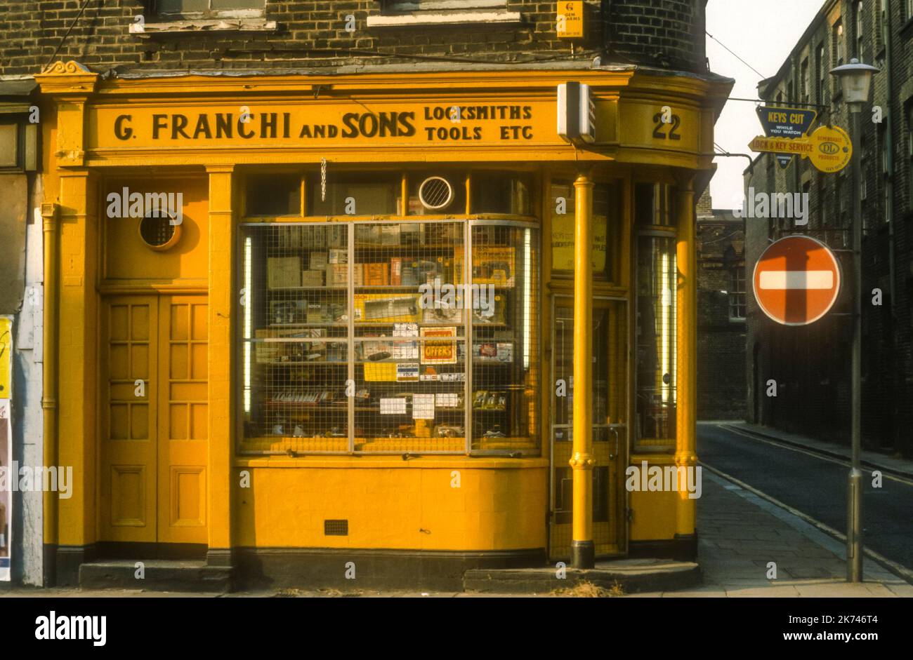 Archivio 1983 Fotografia del tradizionale shopfront di G. Franchi e figli, fabbri. Vicino a King's Cross, Londra. Foto Stock