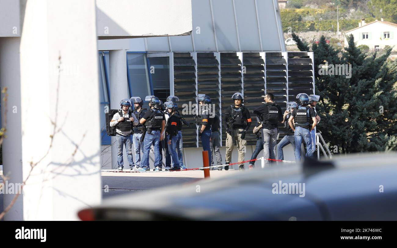 Il 16th marzo 2017 - tiro a scuola nella città francese di Grasse scintilla terrore allarme. La Francia ha emesso un avvertimento di attacco terroristico giovedì dopo una sparatoria in una scuola nella città meridionale di Grasse. I rapporti hanno detto che un sospetto in possesso di parecchie armi ha aperto il fuoco sul padrone di testa. Foto Stock