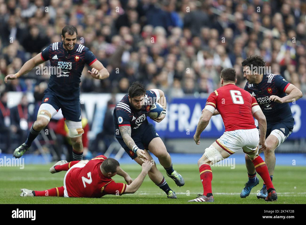 Cyril Baille in Francia corre con la palla durante la RBS 6 Nations 2017 Rugby Union match tra Francia e Galles il 18 marzo 2017 allo Stade de France a Saint Denis, Francia - Foto Benjamin Cremel/IP3 Foto Stock