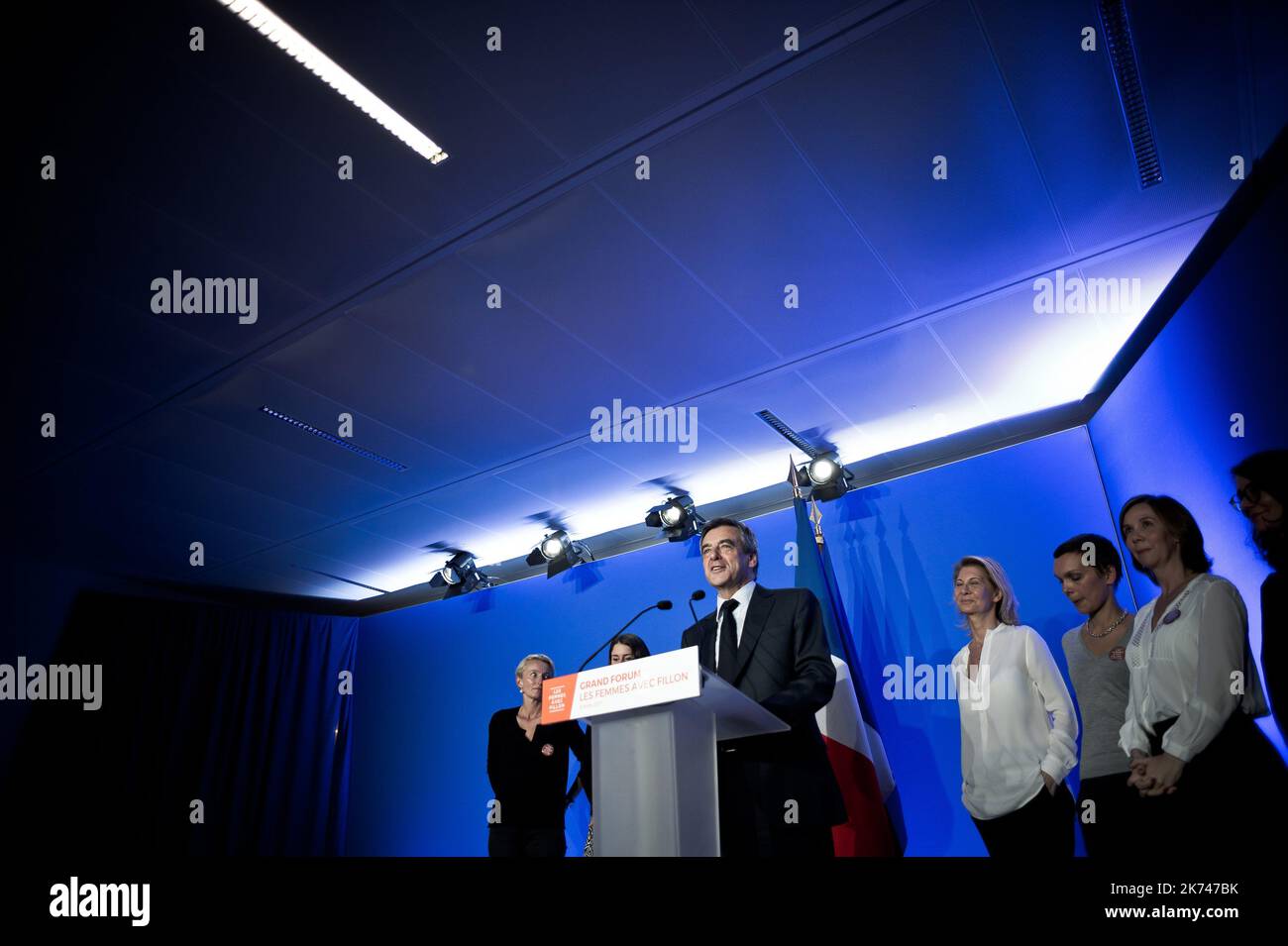 Discorso di Francois Fillon (candidato LR Les Republicains alle elezioni presidenziali francesi, ex primo ministro francese, vincitore della primaria della destra) per la Giornata mondiale dei diritti della donna, nel suo quartier generale (Porte de Versailles), Parigi, Francia, 8 marzo 2017. Foto Stock