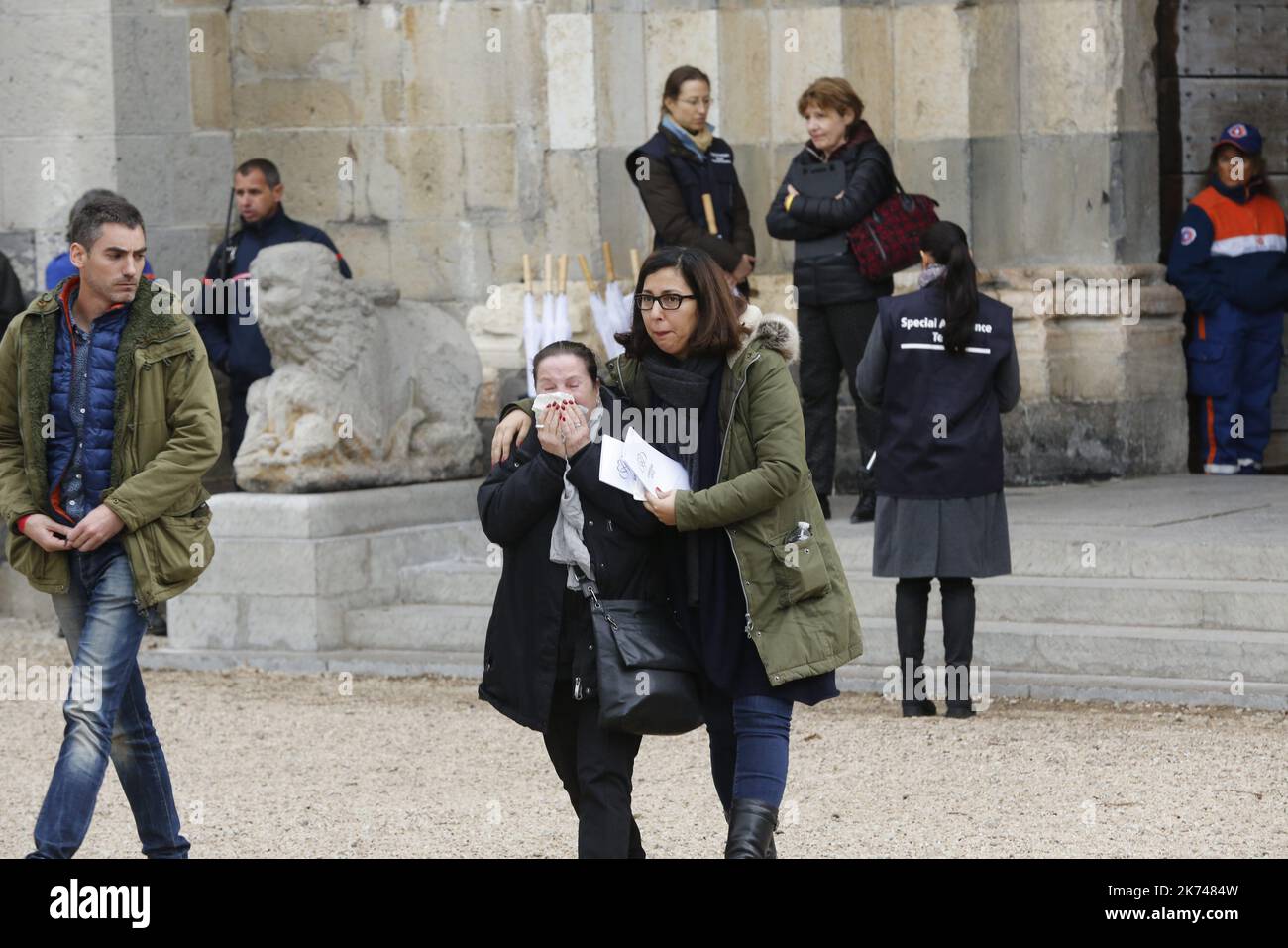 I parenti e gli amici tedeschi delle vittime si fanno carico dopo aver posato le candele dopo le cerimonie di commemorazione al memoriale di Vernet, nelle Alpi francesi, il 24 marzo 2017, per celebrare il secondo anniversario del crollo delle Germanwings. L'aereo smalato decolse da Barcellona e si dirigeva a Dusseldorf quando il co-pilota tedesco Andreas Lubitz, 27 anni, lo guidò in una montagna il 24 marzo 2015, uccidendo tutti e 150 a bordo. Il padre di Lubiz ha parlato pubblicamente il 24 marzo 2017, due anni dopo l'incidente, per contestare che suo figlio ha deliberatamente abbattuto l'aereo, suscitando critiche da parte dei famili delle vittime Foto Stock