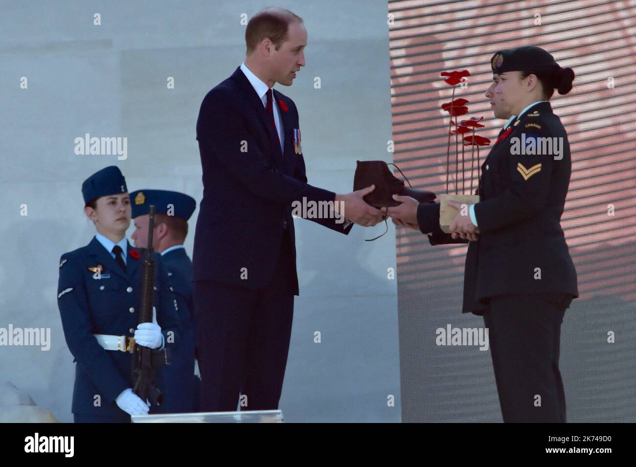 Il Principe di Galles, il Duca di Cambridge e il Principe Harry visitano le trincee e i tunnel utilizzati durante la battaglia di Vimy Ridge, come parte del 100th° anniversario della battaglia del 9 aprile 2017 a Vimy, Francia. Foto Stock