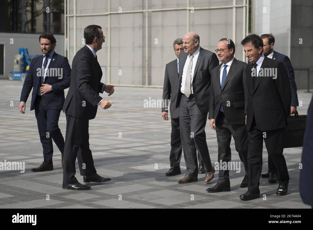 Il presidente francese Francois Hollande arriva ad aprire ufficialmente la mostra 'tesori dell'Islam in Africa. Da Timbuktu a Zanzibar' presso l'Arab World Institute (IMA) a Parigi, in Francia, il 13 aprile 2017. Foto Stock