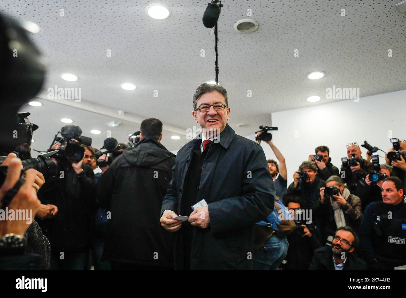 Il francese 'parti de Gauche' (PG) leader e candidato del partito di estrema sinistra Jean-Luc Melenchon in un seggio elettorale durante le elezioni presidenziali francesi. Foto Stock