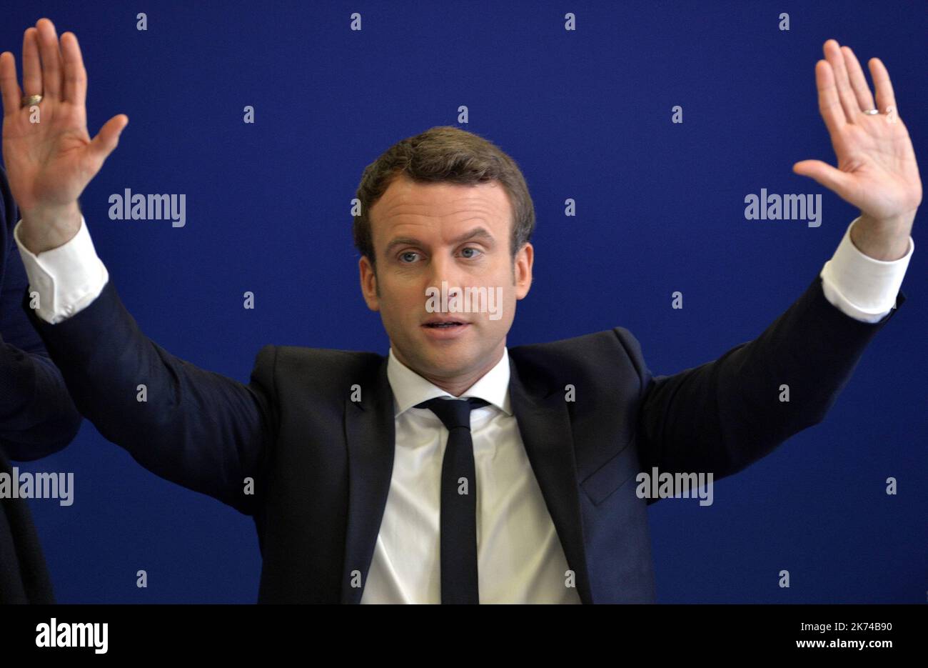 Candidato alle elezioni presidenziali francesi per le en Marche ! Movimento, Emmanuel Macron incontra il giornalista a Parigi il 27 aprile 2017 Foto Stock