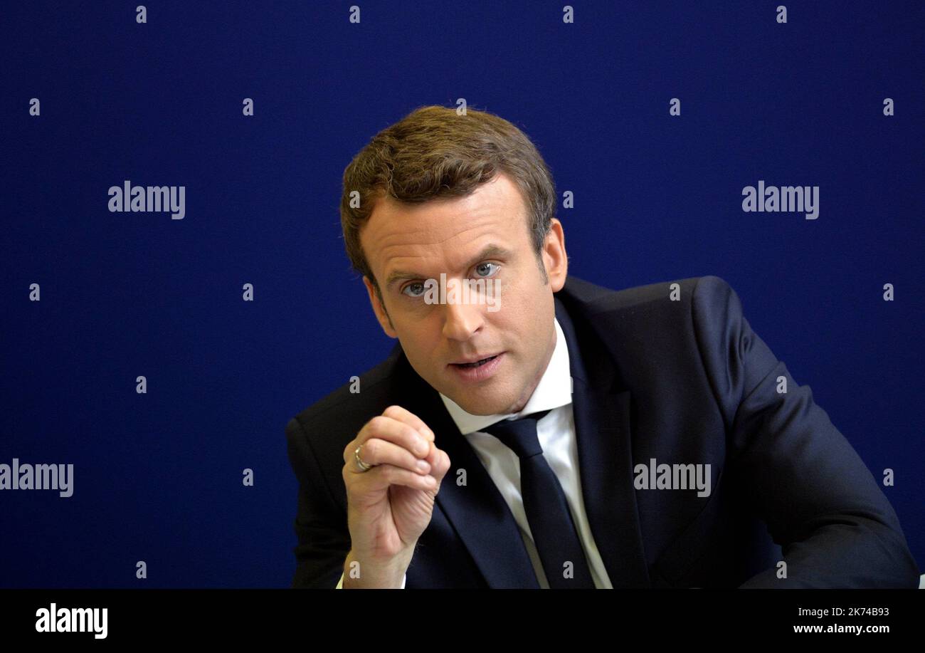 Candidato alle elezioni presidenziali francesi per le en Marche ! Movimento, Emmanuel Macron incontra il giornalista a Parigi il 27 aprile 2017 Foto Stock