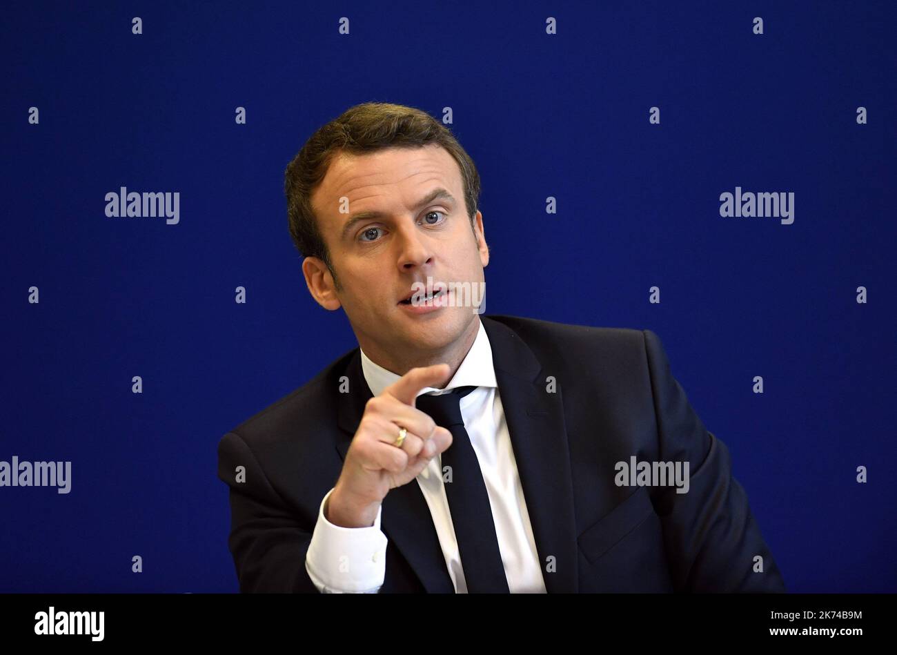 Candidato alle elezioni presidenziali francesi per le en Marche ! Movimento, Emmanuel Macron incontra il giornalista a Parigi il 27 aprile 2017 Foto Stock