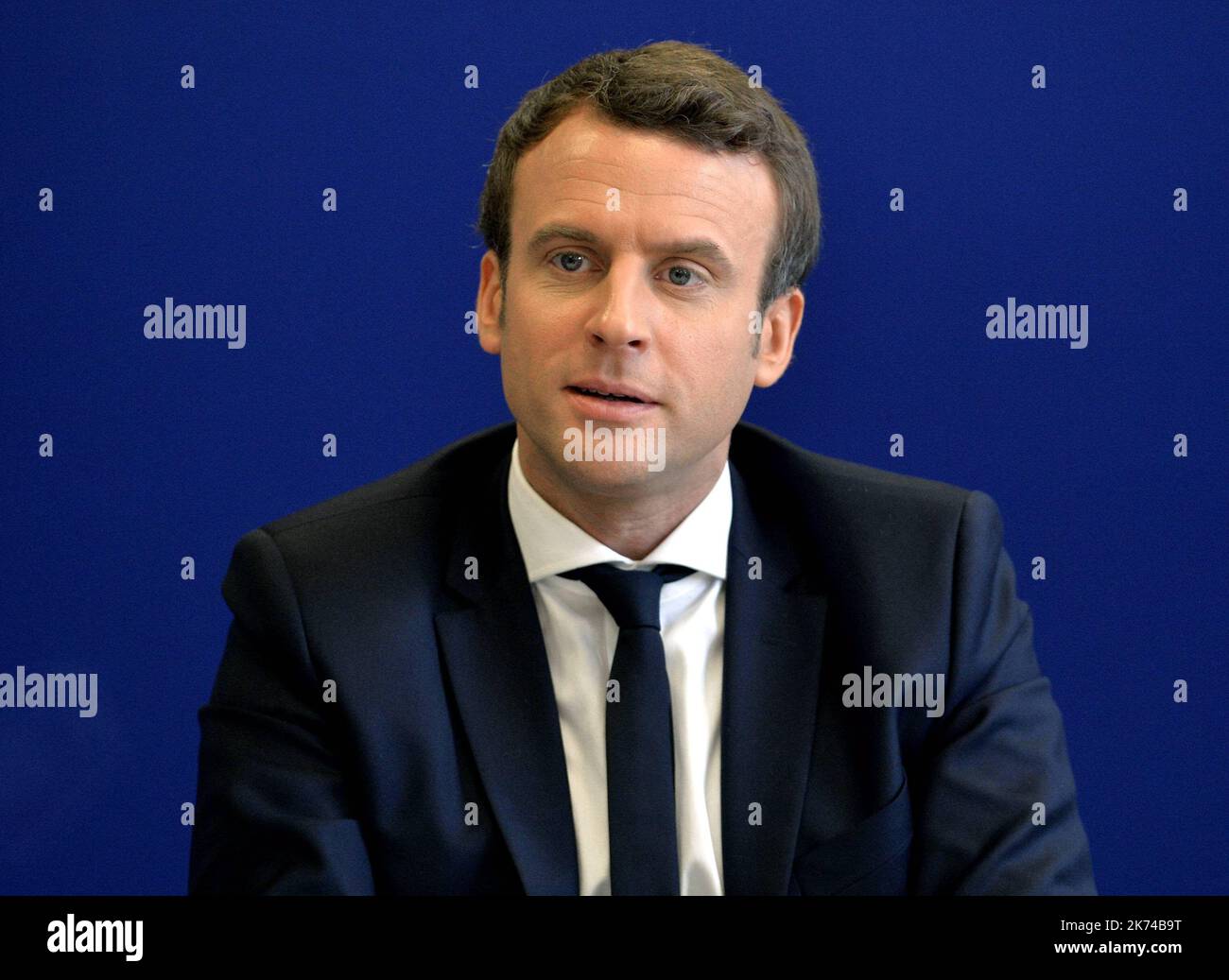 Candidato alle elezioni presidenziali francesi per le en Marche ! Movimento, Emmanuel Macron incontra il giornalista a Parigi il 27 aprile 2017 Foto Stock