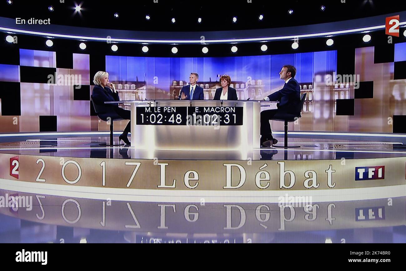 Francia, elezioni presidenziali. Il tradizionale dibattito tra i due round tra Marine le Pen candidata del populista di estrema destra e Emmanuel Macron, candidata di en Marche. Foto Stock