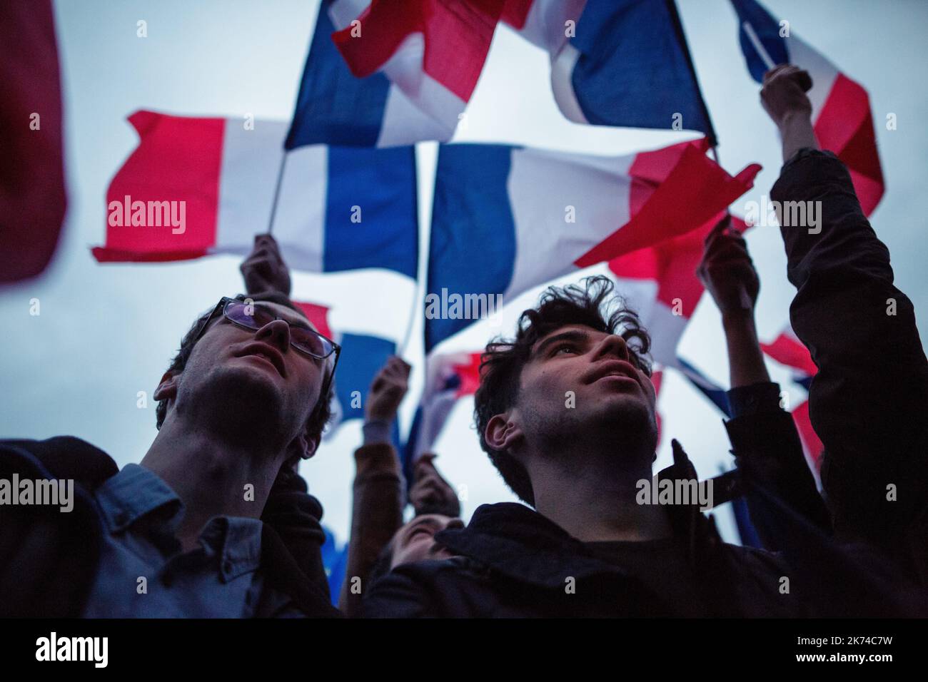 Diverse migliaia di persone si sono riunite alla spianata del Louvre per celebrare la vittoria di Emmanuel Macron prima di Marine le Pen nelle elezioni presidenziali del 2017 Foto Stock