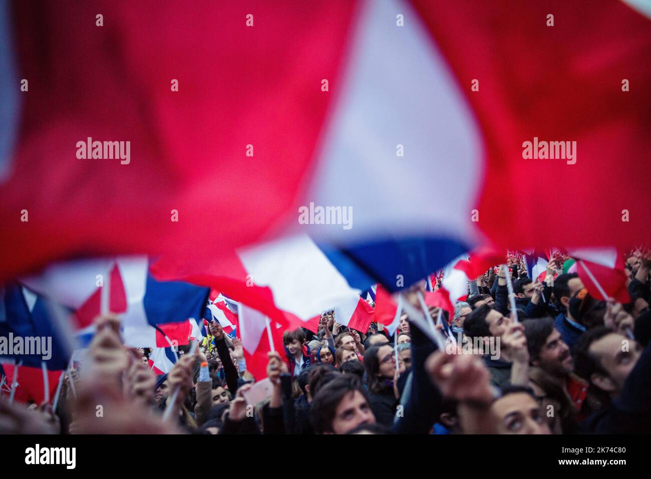 Diverse migliaia di persone si sono riunite alla spianata del Louvre per celebrare la vittoria di Emmanuel Macron prima di Marine le Pen nelle elezioni presidenziali del 2017 Foto Stock