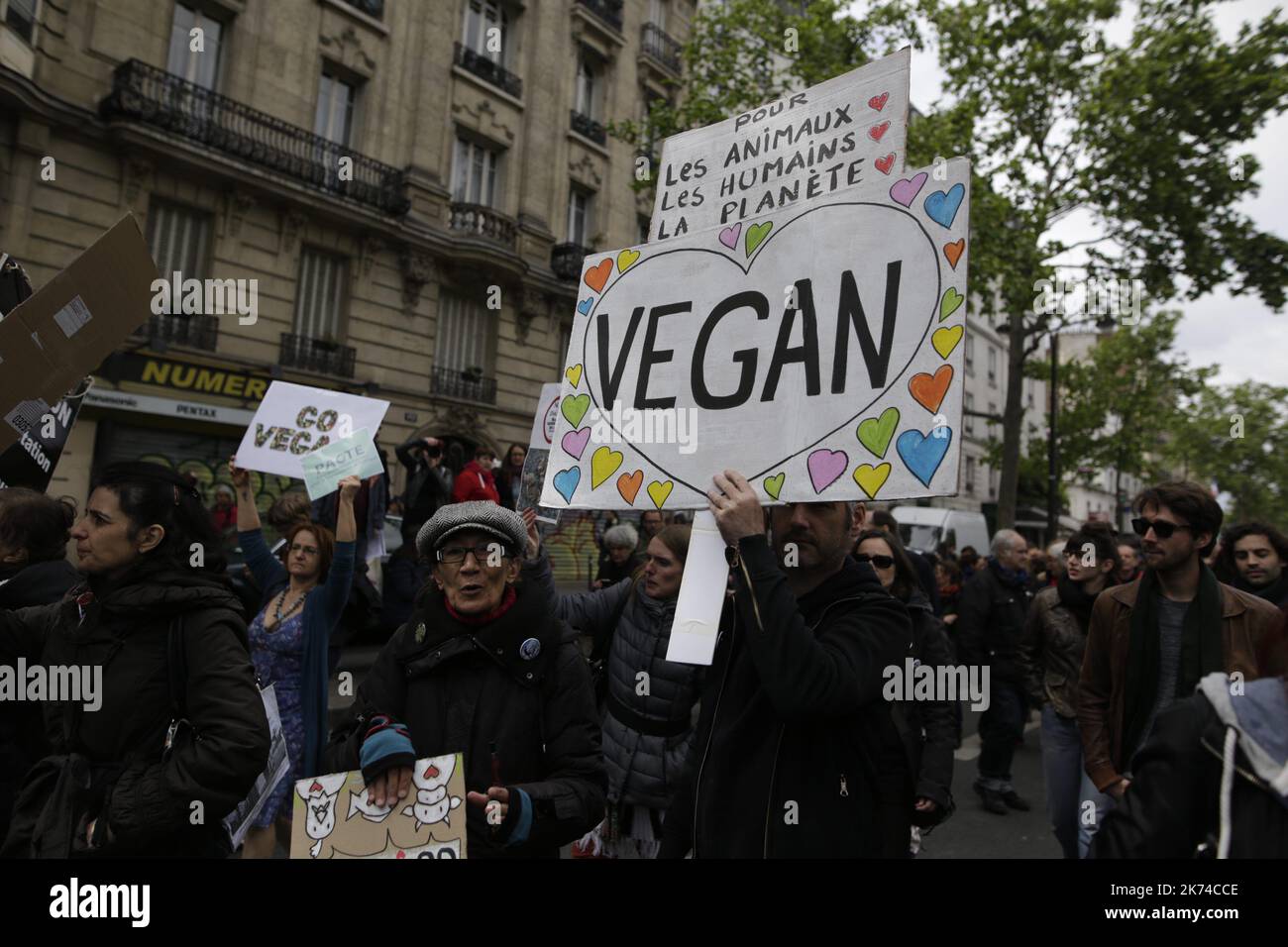 Paul Barlet / le Pictorium - dimostrazione contro il futuro programma di Emmanuel Macron - 08/05/2017 - Francia / Ile-de-France (regione) / Parigi - su invito di diversi sindacati, diverse migliaia di manifestanti hanno lasciato la Repubblica verso la Bastiglia per protestare contro il futuro governo di Emmanuel Macron Foto Stock