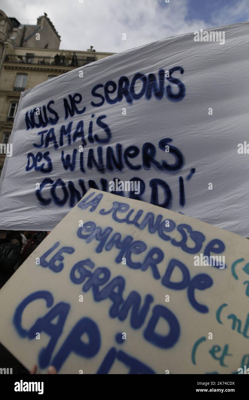 Paul Barlet / le Pictorium - dimostrazione contro il futuro programma di Emmanuel Macron - 08/05/2017 - Francia / Ile-de-France (regione) / Parigi - su invito di diversi sindacati, diverse migliaia di manifestanti hanno lasciato la Repubblica verso la Bastiglia per protestare contro il futuro governo di Emmanuel Macron Foto Stock