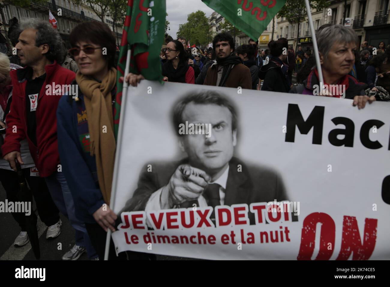 Paul Barlet / le Pictorium - dimostrazione contro il futuro programma di Emmanuel Macron - 08/05/2017 - Francia / Ile-de-France (regione) / Parigi - su invito di diversi sindacati, diverse migliaia di manifestanti hanno lasciato la Repubblica verso la Bastiglia per protestare contro il futuro governo di Emmanuel Macron Foto Stock