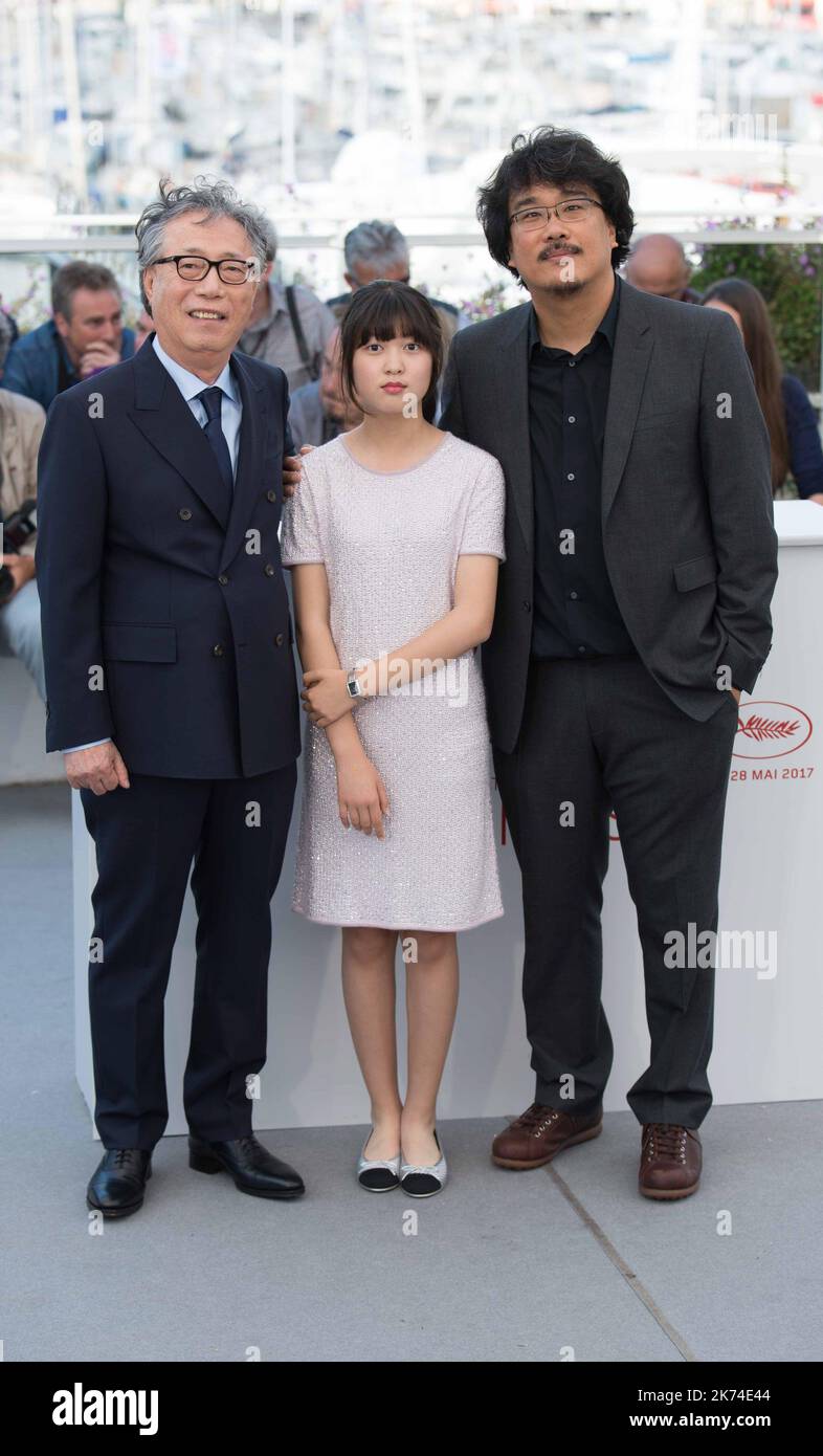 Il regista Bong Joon-ho, Ahn Seo-Hyun, partecipa alla fotocellula 'Okja' durante il 70th° Festival annuale di Cannes al Palais des Festivals Foto Stock