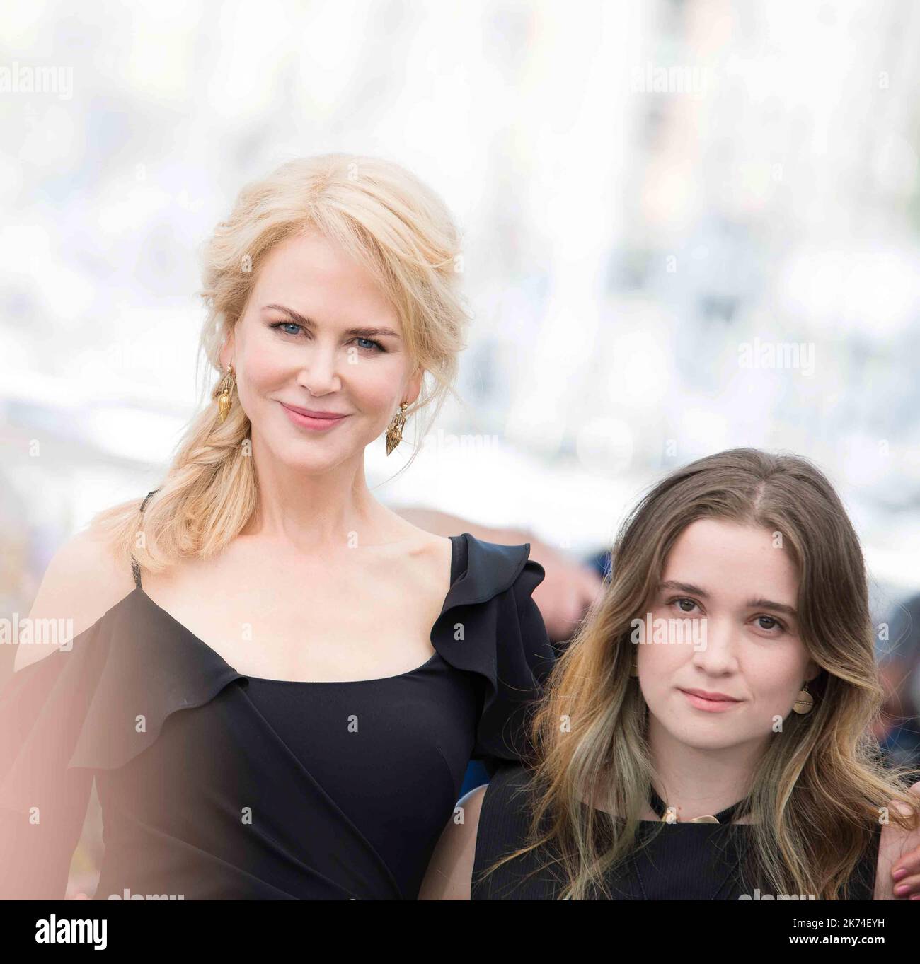 Attres Nicole Kidman, Alice Englert partecipa alla fotocall 'Top of the Lake: China Girl' durante il 70th° Festival annuale di Cannes al Palais des Festivals Foto Stock