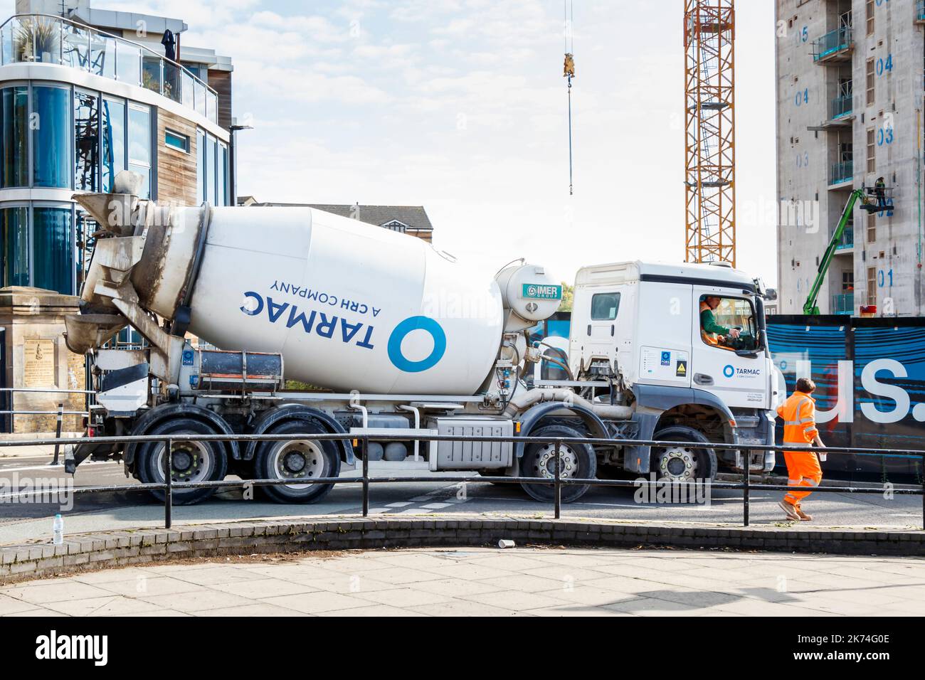 Un camion di betoniera si trasforma in un cantiere di costruzione al largo di St Pancras Way, Londra, Regno Unito Foto Stock