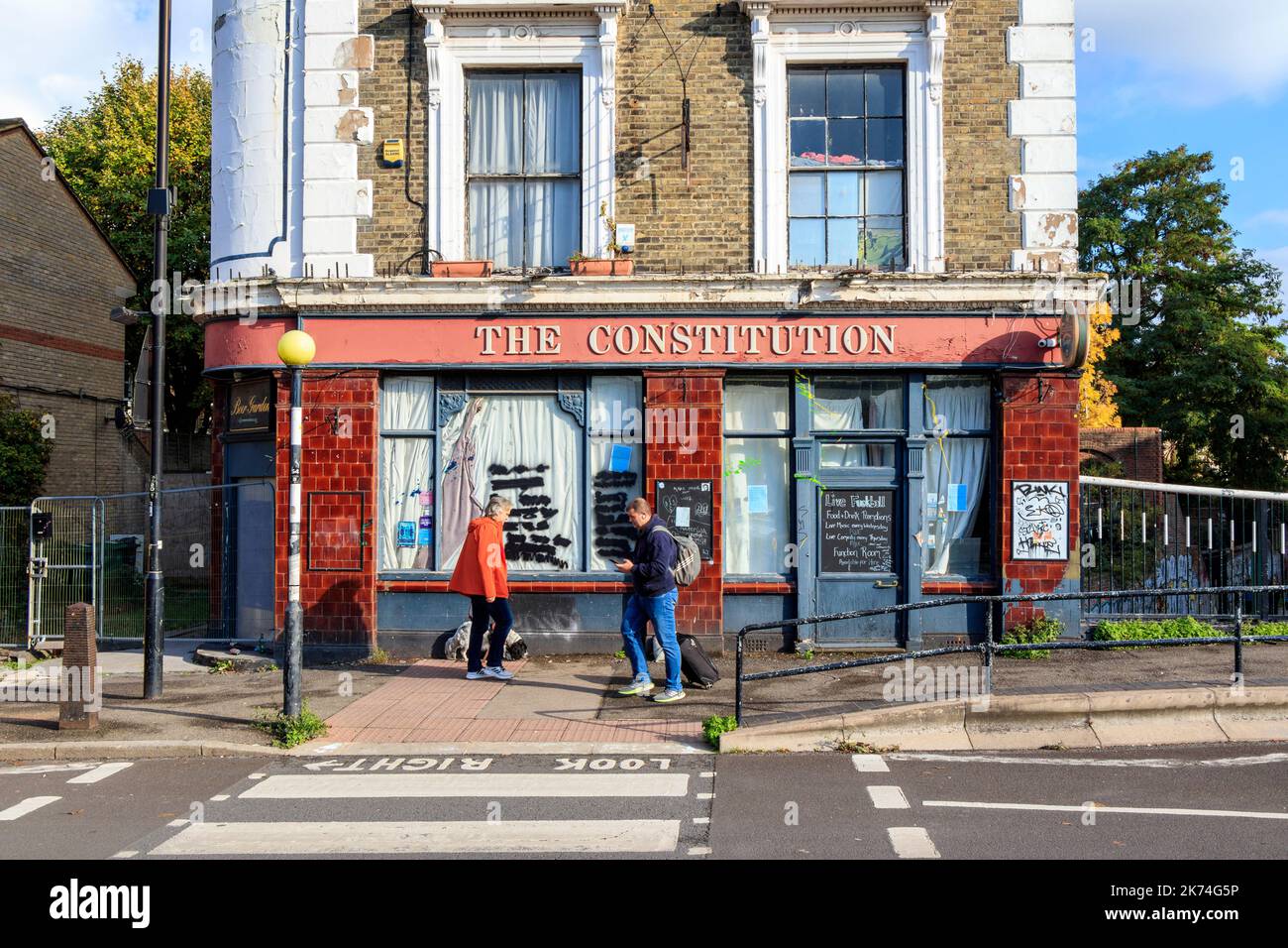 The Constitution, una casa pubblica sulla St Pancras Way presso Regents Canal, ora chiusa, Londra, Regno Unito Foto Stock