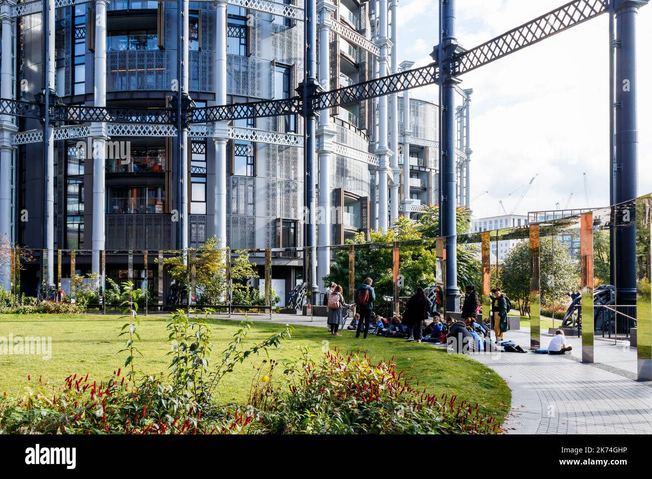 Gasholder Park, uno spazio pubblico verde in un gasholder vittoriano a King's Cross, Londra, Regno Unito Foto Stock