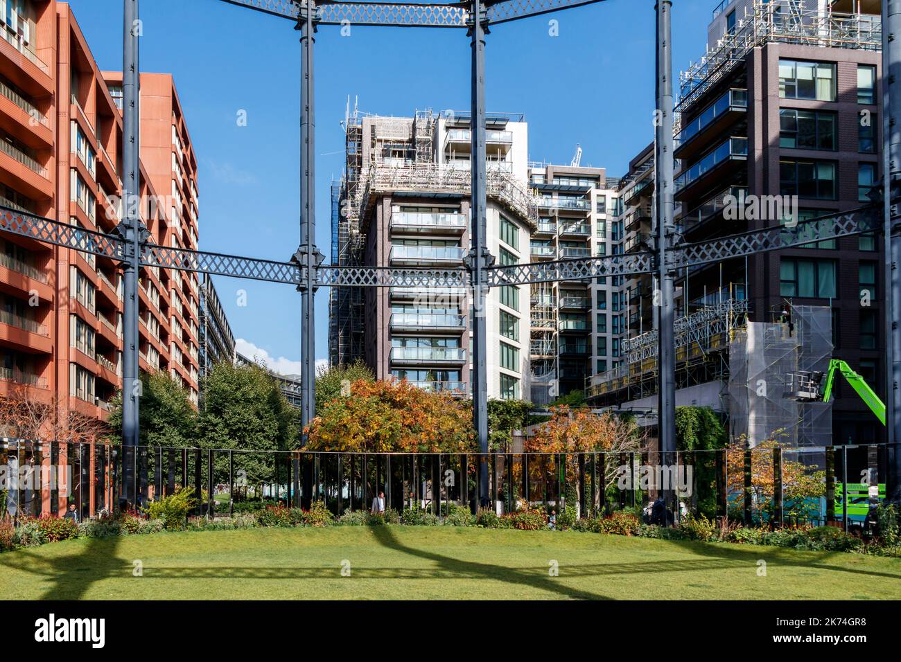 Gasholder Park, uno spazio pubblico verde in un gasholder vittoriano a King's Cross, Londra, Regno Unito Foto Stock