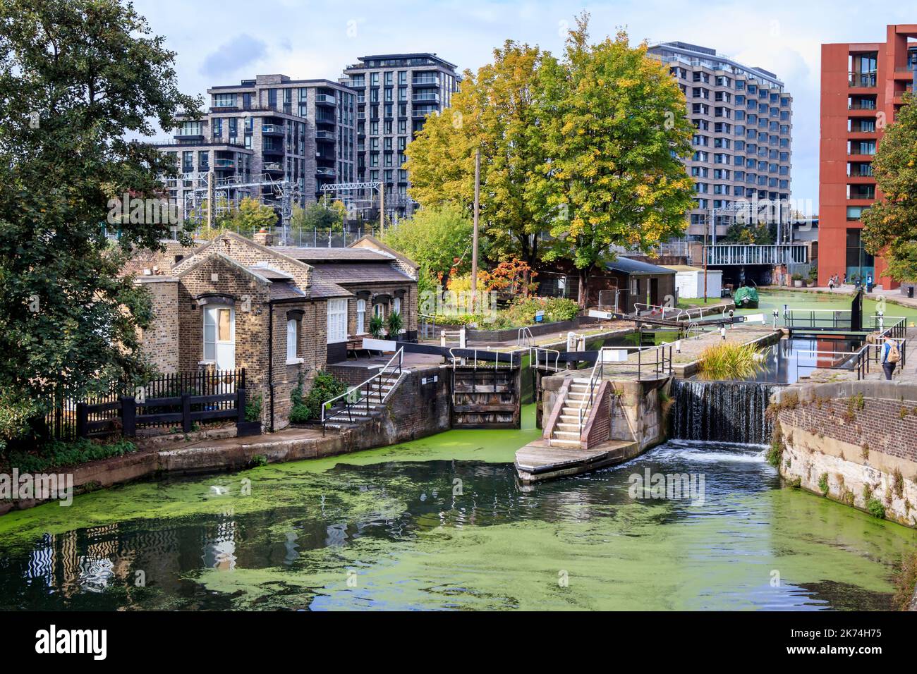 St Pancras Lock on Regents Canal, King's Cross, Londra, Regno Unito Foto Stock