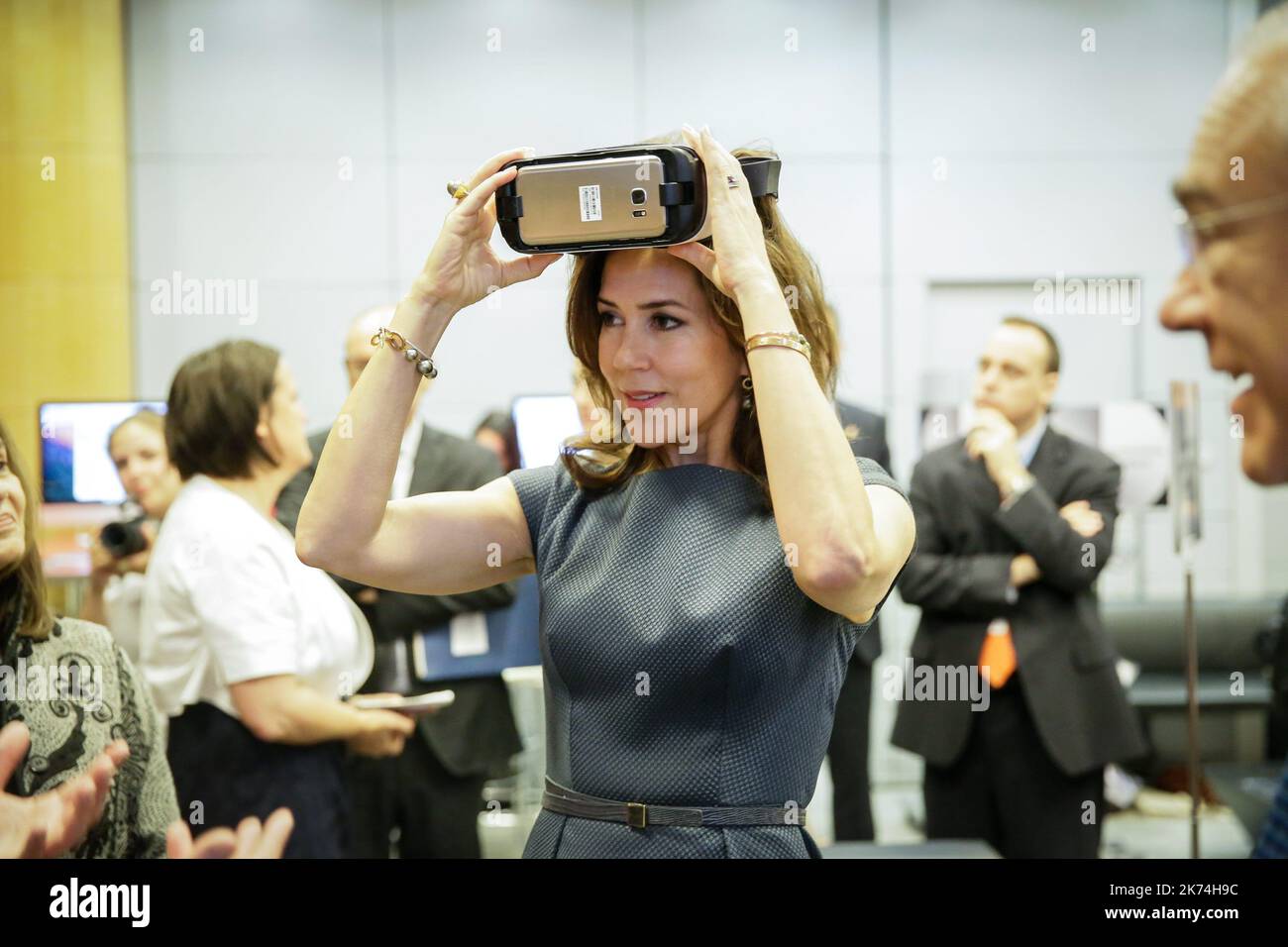 La principessa danese Mary visita la sala della realtà virtuale durante il Forum 2017 presso la sede dell'OCSE (Organizzazione per la cooperazione e lo sviluppo economico) a Parigi, Francia Foto Stock