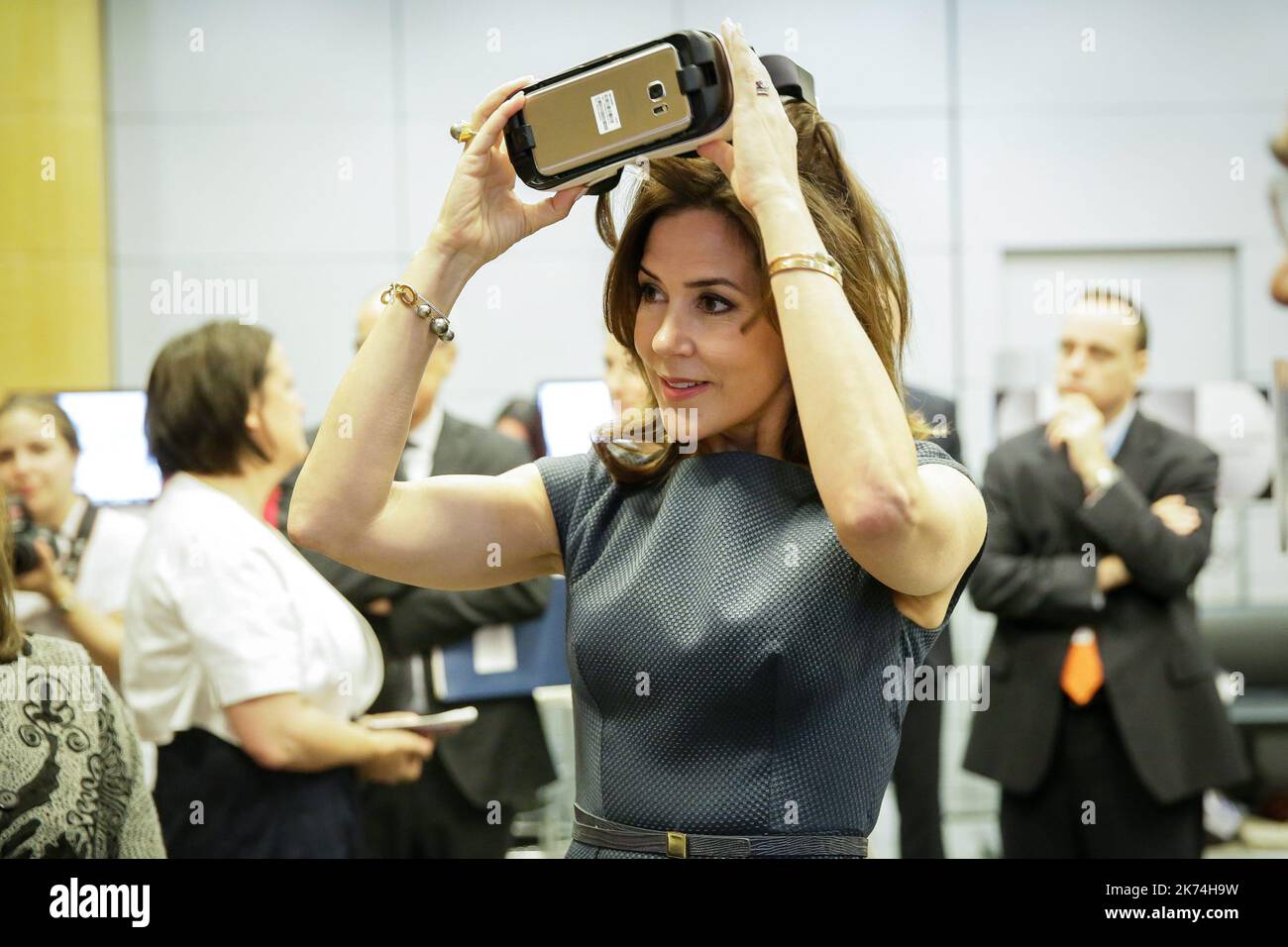 La principessa danese Mary visita la sala della realtà virtuale durante il Forum 2017 presso la sede dell'OCSE (Organizzazione per la cooperazione e lo sviluppo economico) a Parigi, Francia Foto Stock