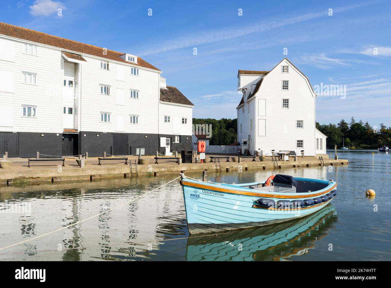 Woodbridge Tide Mill Museum Woodbridge sul fiume Deben con barca blu ormeggiata estuario del fiume Deben Woodbridge Suffolk Inghilterra UK GB Europa Foto Stock