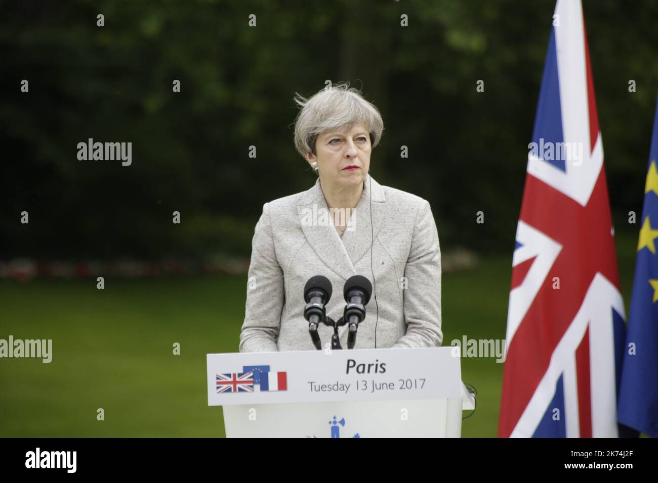 Emmanuel Macron, Presidente della Repubblica, e Theresa May, primo Ministro britannico, hanno parlato nei giardini dell'Elysee sulla lotta congiunta delle due nazioni contro il terrorismo. Foto Stock