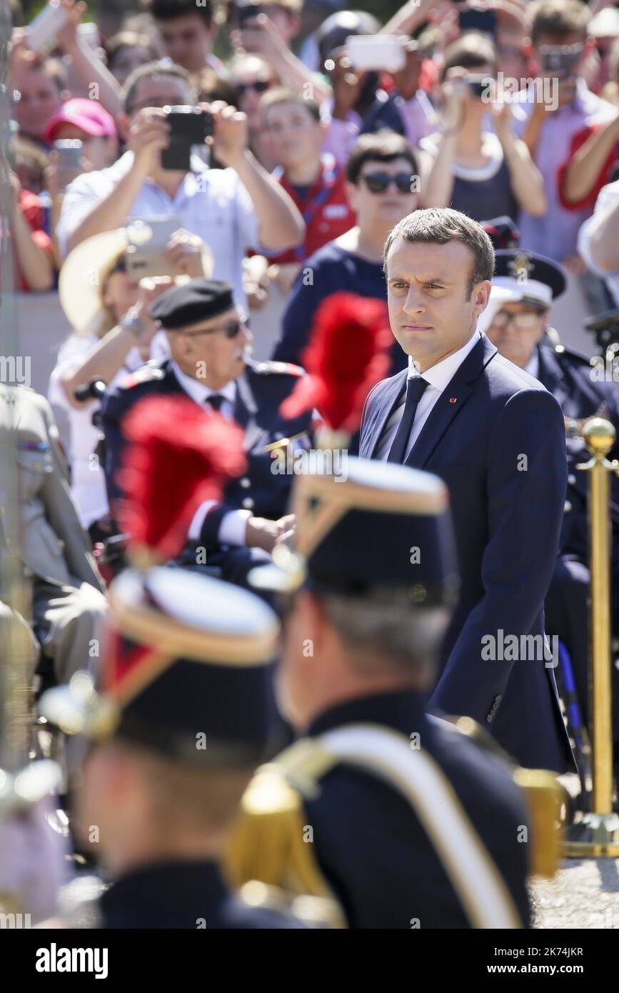 Emmanuel Macron partecipa ad una cerimonia in occasione del 77th° anniversario dell'appello del generale Charles de Gaulle del 18 giugno 1940, al Memoriale di Mont Valerien a Suresnes, nei pressi di Parigi, in Francia, il 18 giugno 2017. Foto Stock