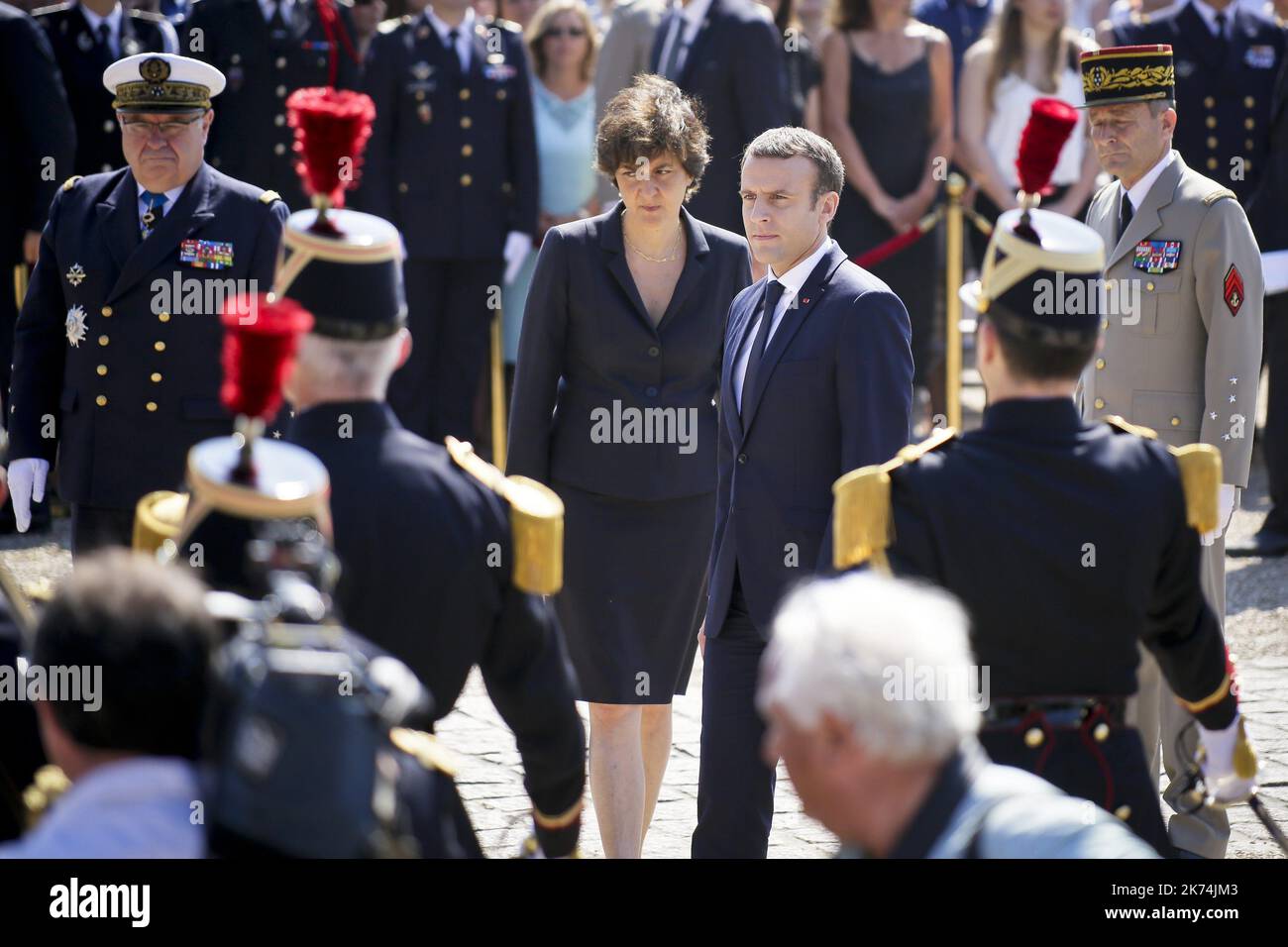 Emmanuel Macron partecipa ad una cerimonia in occasione del 77th° anniversario dell'appello del generale Charles de Gaulle del 18 giugno 1940, al Memoriale di Mont Valerien a Suresnes, nei pressi di Parigi, in Francia, il 18 giugno 2017. Foto Stock