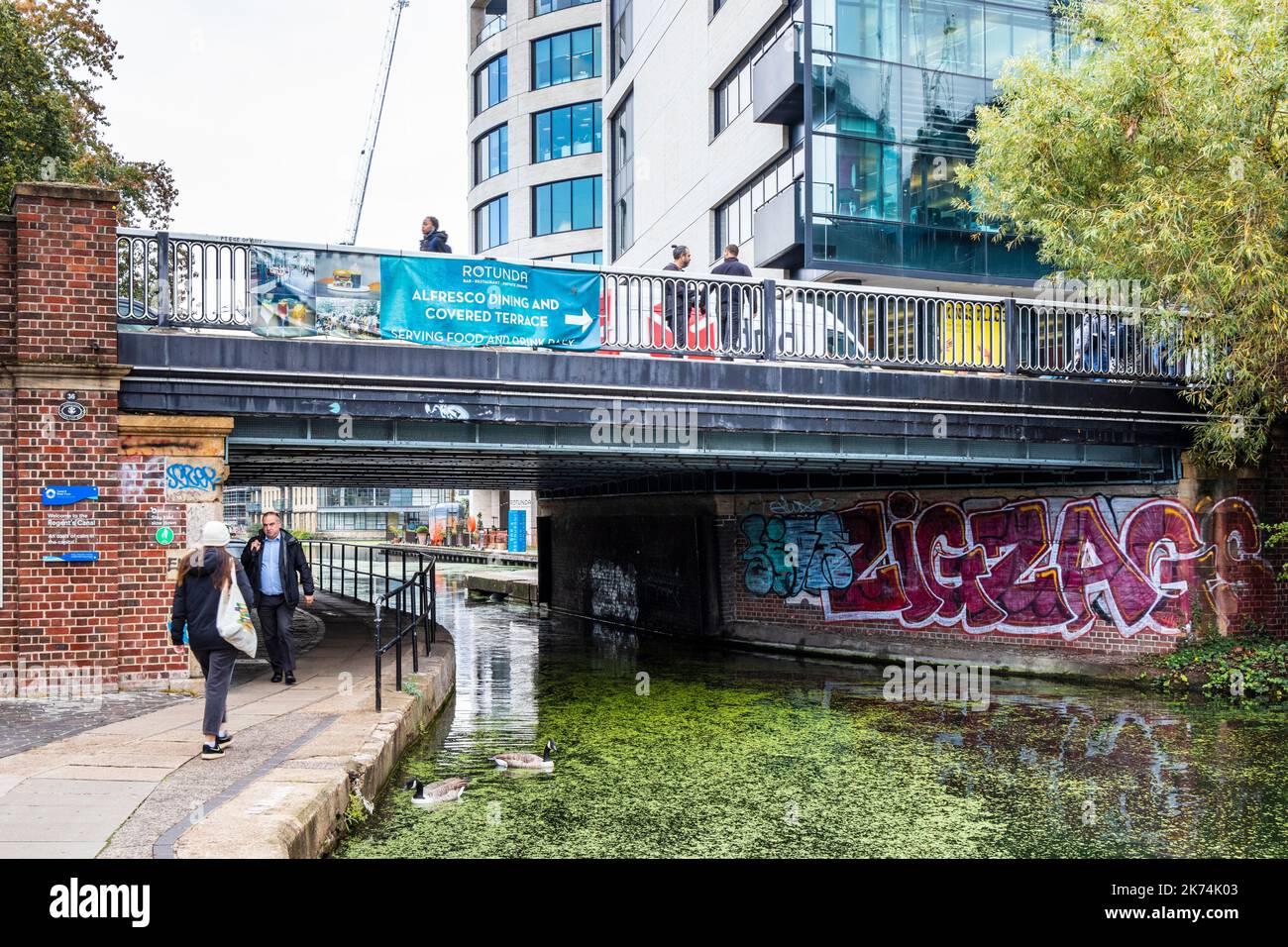 Il ponte di York Way sul Regents Canal a King's Cross, Londra, Regno Unito Foto Stock