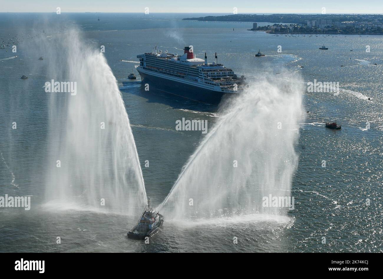 Il Bridge 2017 è caratterizzato da una corsa da Saint-Nazaire a New York tra due eccezionali classi di navi: La prima è nient'altro che la Queen Mary 2. lunga 345 metri e con un peso di oltre 75.000 tonnellate, è l'ultimo vero transatlantico transatlantico. con circa 3.000 passeggeri in un indimenticabile viaggio centenario. Foto Stock