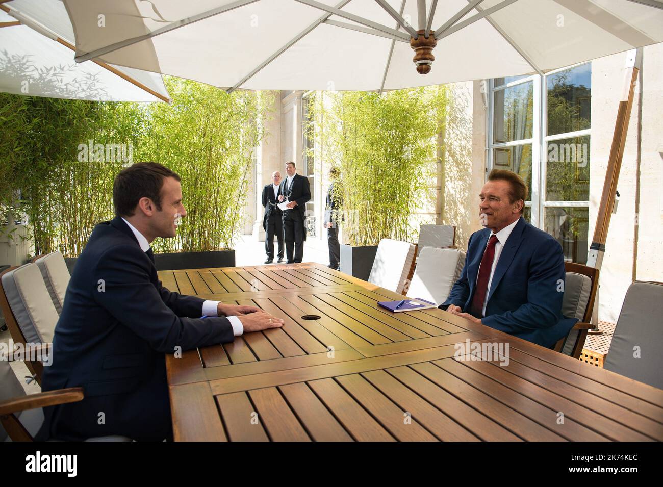 Il presidente francese Emmanuel Macron (L) parla con l'attore e fondatore degli Stati Uniti del gruppo d'azione sul clima Arnold Schwarzenegger (R) del R20 il 23 giugno 2017 all'Elysee Palace di Parigi. Circa 800 personalità politiche, avvocati ed esperti di tutto il mondo lanceranno il 23 giugno a Parigi un progetto di "Patto globale per l'ambiente" per diventare un trattato internazionale, che affermerà principi ambientali fondamentali, come i principi dei contribuenti che inquinano Foto Stock