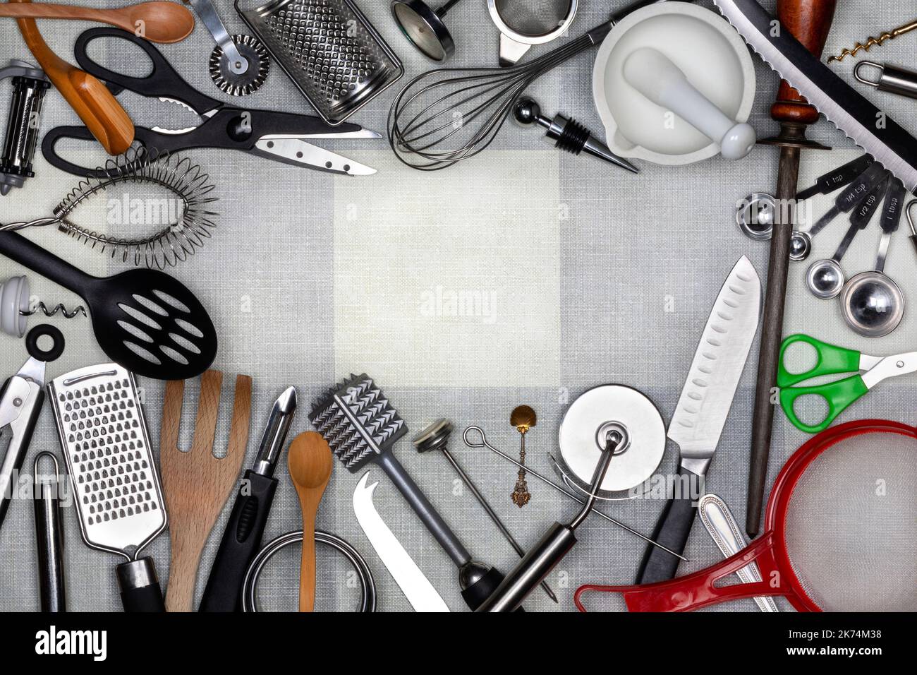Utensili da cucina - gli utensili da cucina sono piccoli utensili portatili utilizzati per la preparazione degli alimenti. Le attività comuni della cucina includono tagliare gli articoli dell'alimento a misura, baki Foto Stock