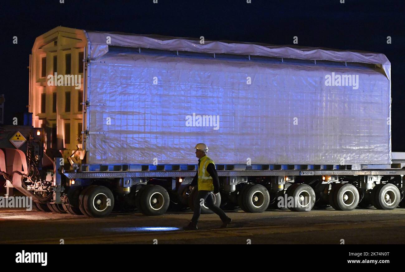 Gendarmes mobili e CRS sono dispiegati in tutto il Cotentin ieri sera per garantire il convoglio nucleare che deve lasciare la Hague per il porto di Cherbourg e salpare per il Giappone. Il MOX sarà trasportato su strada dallo stabilimento di Beaumont-Hague Foto Stock