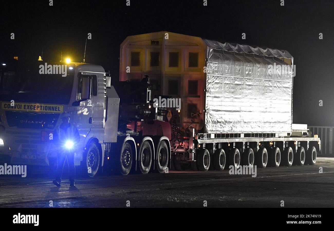 Gendarmes mobili e CRS sono dispiegati in tutto il Cotentin ieri sera per garantire il convoglio nucleare che deve lasciare la Hague per il porto di Cherbourg e salpare per il Giappone. Il MOX sarà trasportato su strada dallo stabilimento di Beaumont-Hague Foto Stock