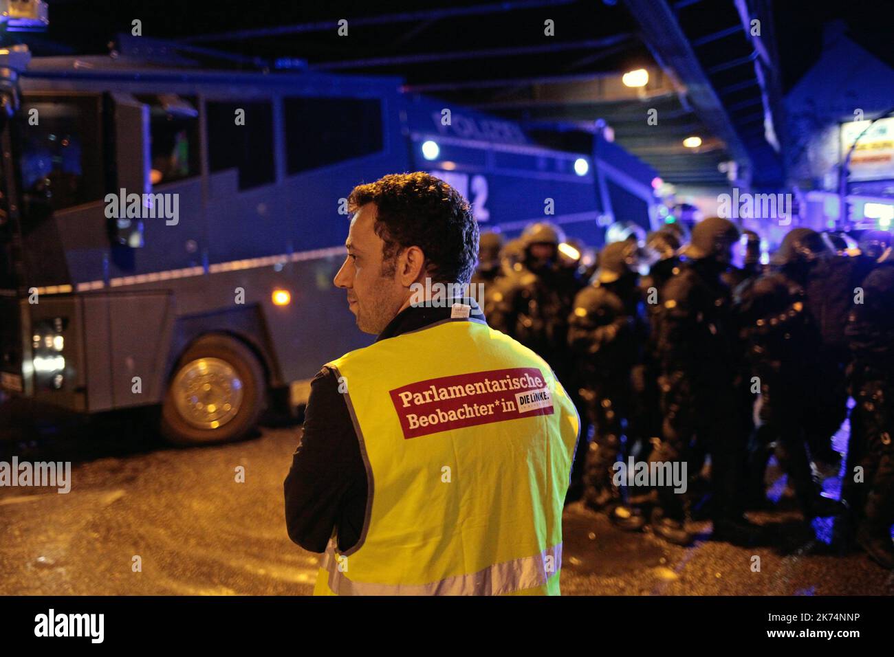 La notte prima dell'inizio del G20, la polizia antisommossa tedesca si scontra con i manifestanti dello Schanzenviertel di Amburgo. Foto Stock