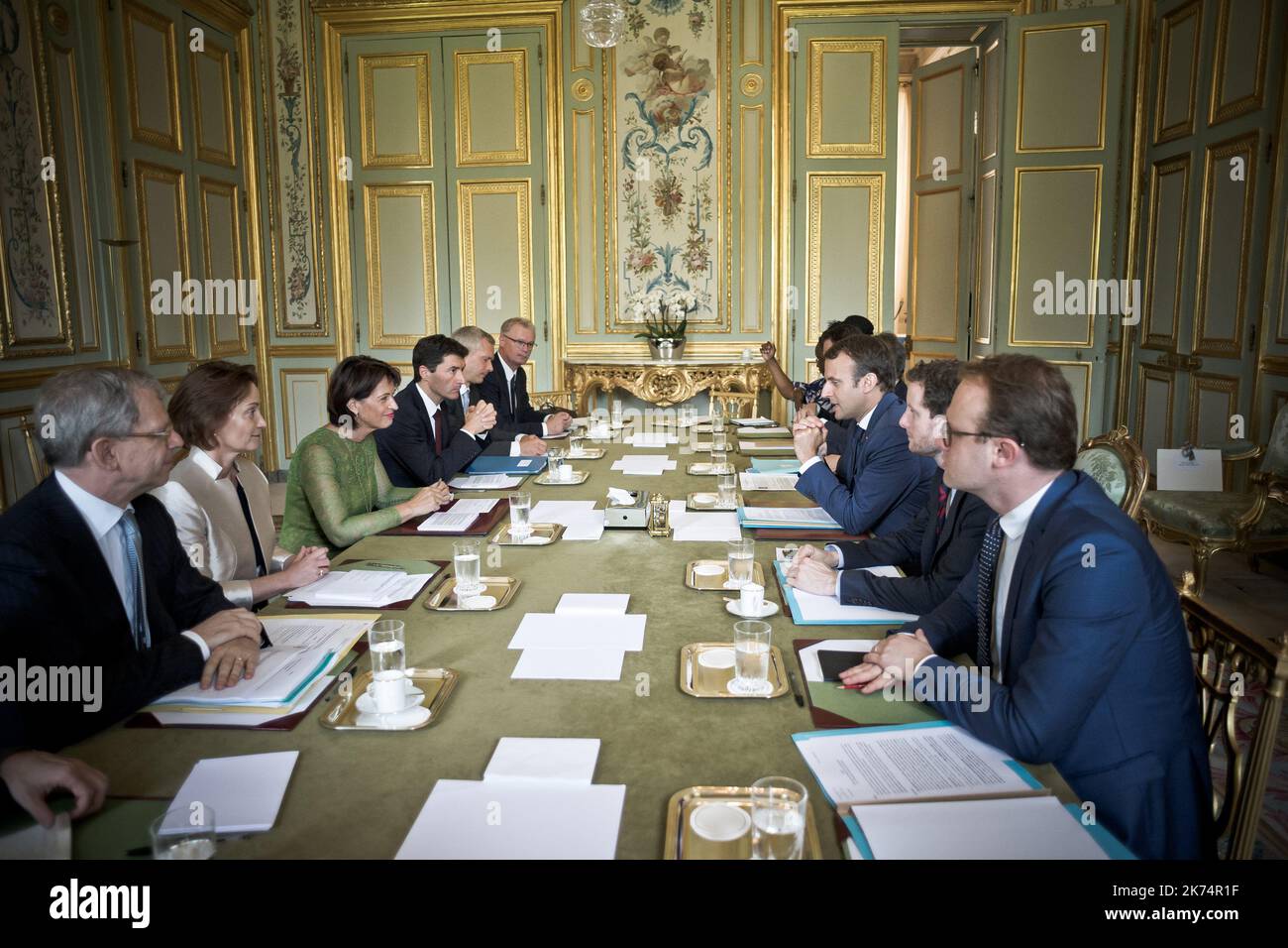 Il Presidente francese Emmanuel Macron e il Presidente federale svizzero Doris Leuthard, riuniti a Parigi, 18 luglio 2017, presso il Palazzo Elysee. I due leader si sono incontrati per discutere gli accordi bilaterali e lo scambio di informazioni fiscali tra Parigi e Berna Foto Stock