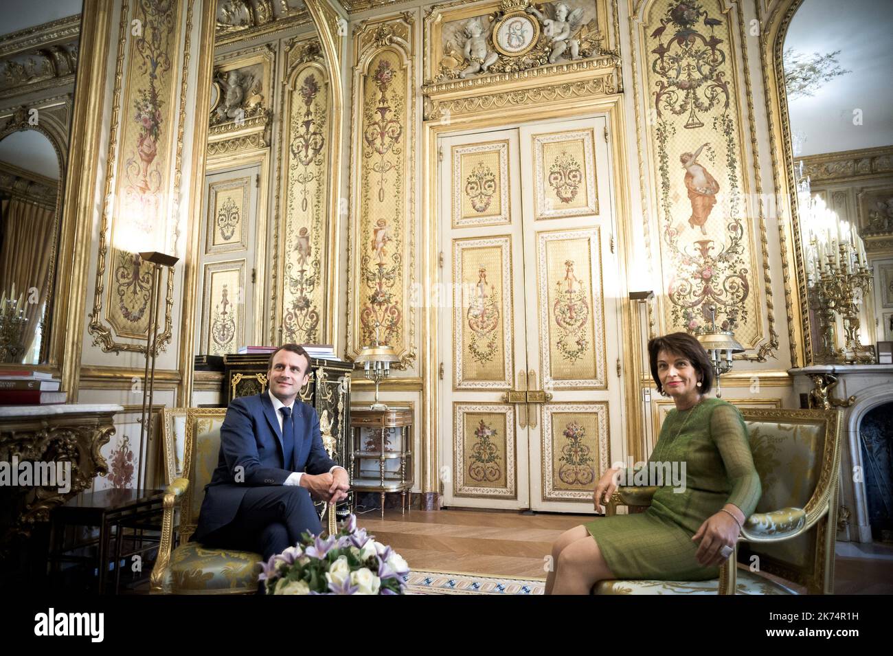 Il presidente francese Emmanuel Macron (L) e il presidente federale svizzero Doris Leuthard (R) si presentano in vista del loro incontro al Palazzo Elysee di Parigi (Francia), 18 luglio 2017. I due leader si sono incontrati per discutere gli accordi bilaterali e lo scambio di informazioni fiscali tra Parigi e Berna Foto Stock