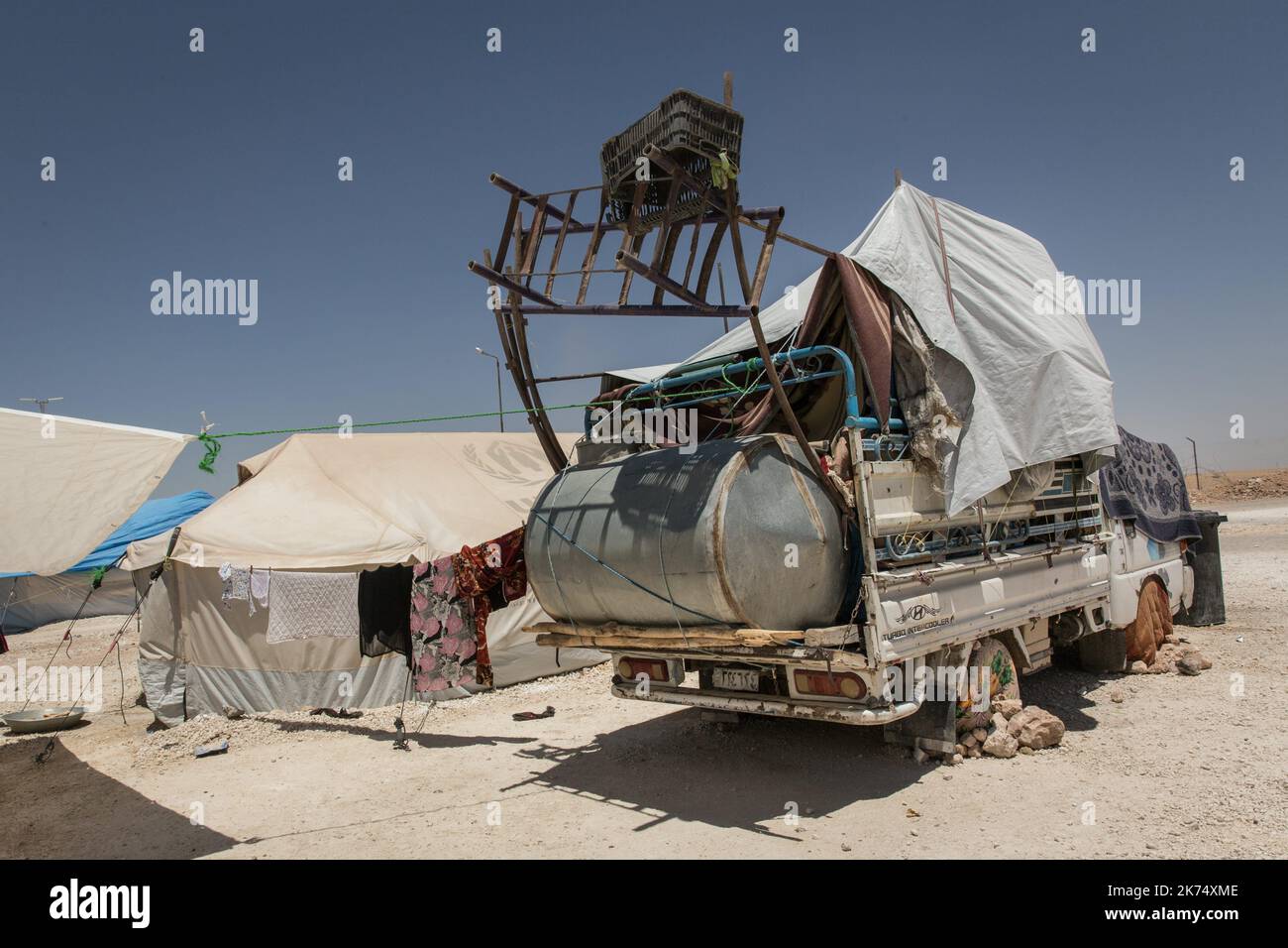 Juillet 2017 - Syrie - Rojava - Syrie du Nord - Camp de deplaces d'Ain Issa / Ambiance de camp / une camionnette bricolee pour distribution de l'eau Foto Stock