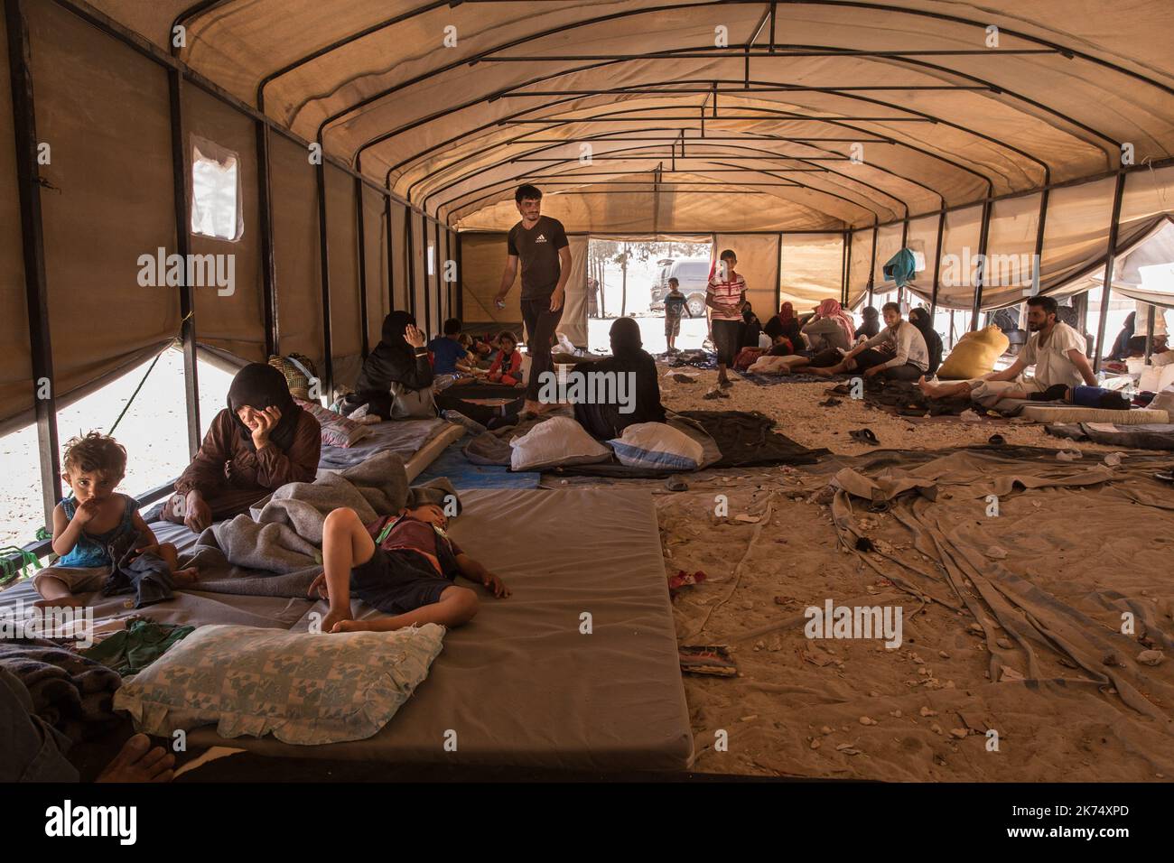 Syrie / Rojava / Raqqa - Syrie - Rojava - Nord Syrien - 30 juin 2017. Le camp humanitaire d'Ain Issa qui accueille nombre de rehives, notamment ceux de Raqqa. Chris Huby / le Pictorium - Siria: Campo profughi di Ain Issa - 30/06/2017 - Siria / Rojava / Raqqa - Siria - Rojava - Siria Nord - 30 giugno 2017. Il campo umanitario di Ain Issa, che ospita molti rifugiati, tra cui Raqqa. Foto Stock