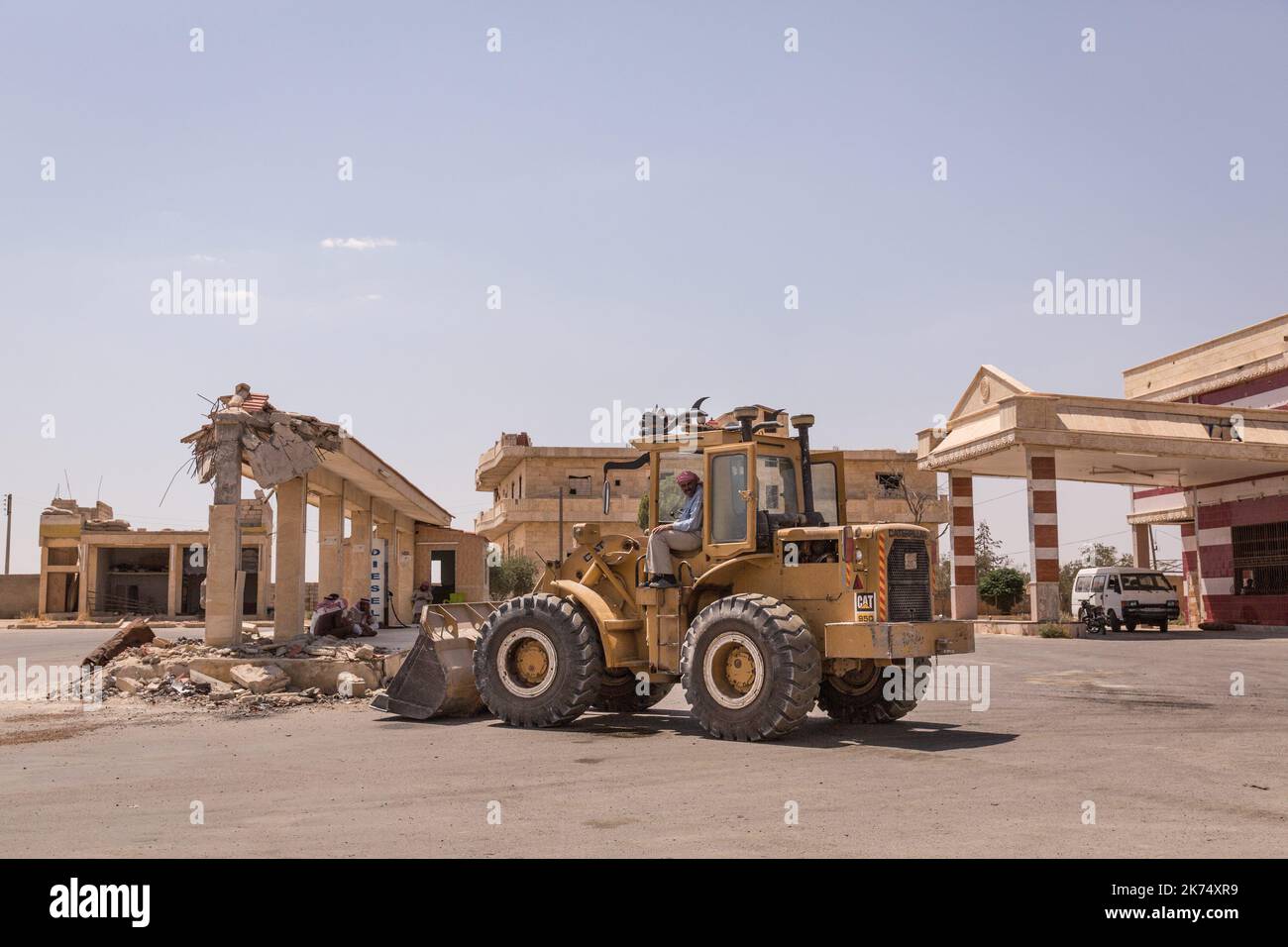 Syrie / Rojava / Raqqa - Syrie - Rojava - Nord Syrien - 30 juin 2017. Ambiance, un tracteur frequent de demarrer. Chris Huby / le Pictorium - Siria: Campo profughi di Ain Issa - 29/06/2017 - Siria / Rojava / Raqqa - Siria - Rojava - Siria Nord - 30 giugno 2017. Atmosfera, un trattore è in attesa di avviarsi. Foto Stock