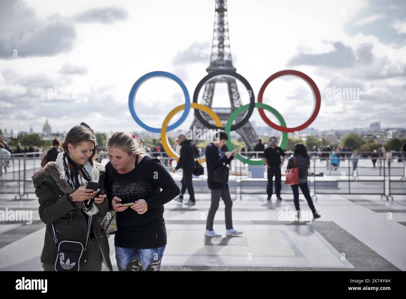 Gli anelli olimpici sono esposti a Place du Trocadero vicino alla Torre Eiffel (vista sul retro) per celebrare l'annuizio della vittoriosa offerta olimpica di Parigi del 2024, a Parigi, in Francia, il 14 settembre 2017. Foto Stock