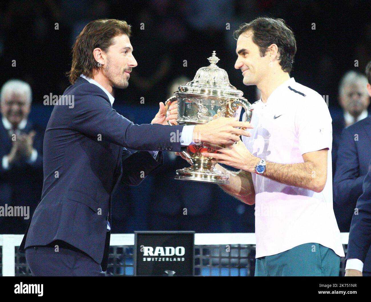 Fabian Cancellara (g) remet la coupé Roger Federer Foto Stock