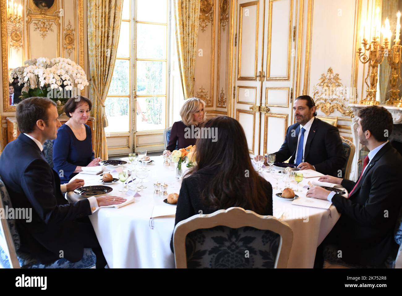 L-R : il presidente francese Emmanuel Macron, Lara al Azem (dal retro), traduttore, Brigitte Macron, Hussam Hariri e Saad Hariri pranzano al Salon des Portraits di Elysee Palace, a Parigi, il 18 novembre 2017. Foto Stock