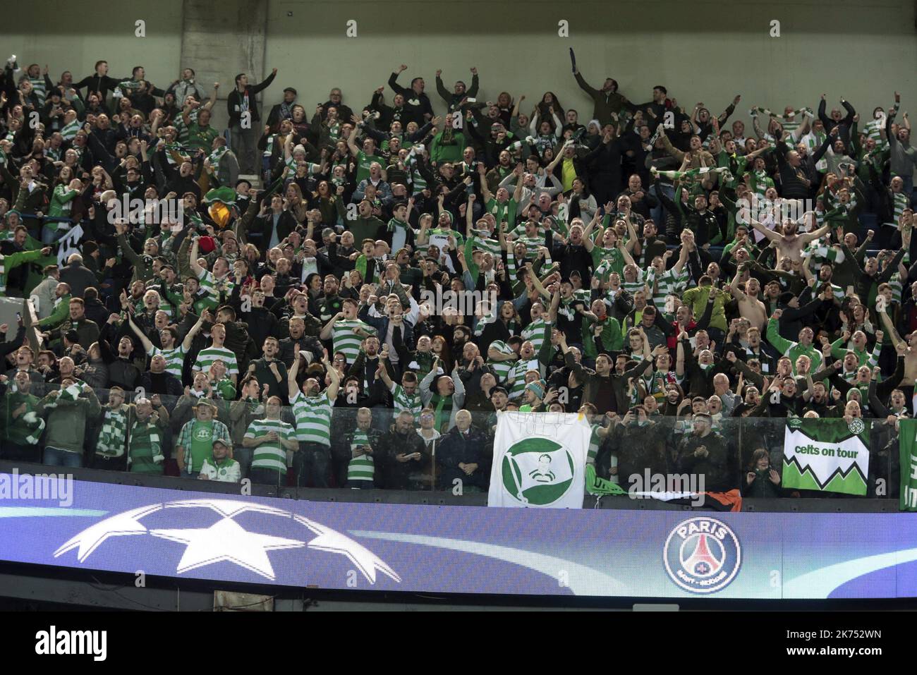 Tifosi negli stand durante la partita Foto Stock