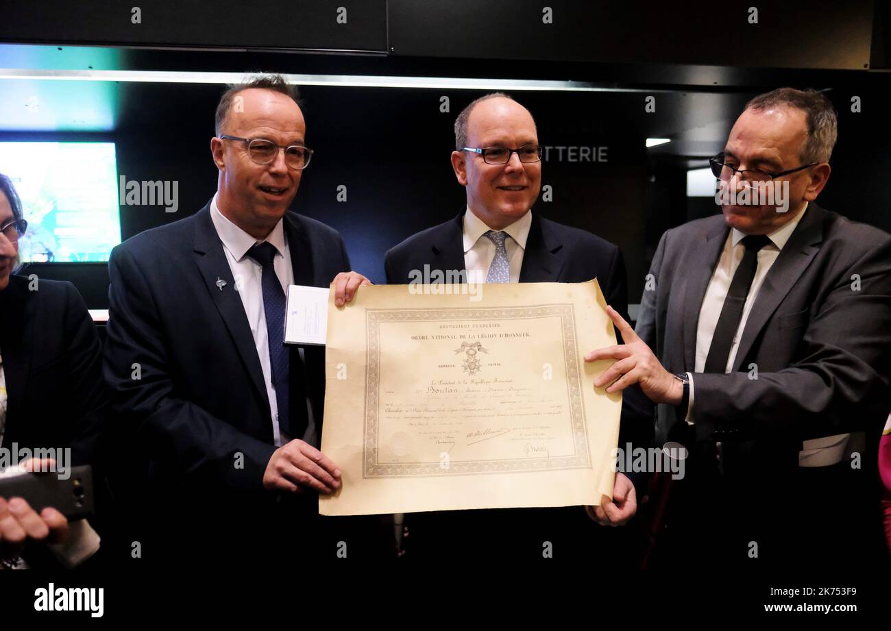Il principe Alberto II di Monaco visita il nuovo acquario del nuovo osservatorio oceanologico di Banyuls-sur-Mer, affiancato da Jean Chambaz presidente dell'università Parigi X Pierre et Marie Curie, Vincent Laudet (L) direttore dell'osservatorio oceanologico di Banyuls-sur-Mer e il sindaco Jean-Michel Sole il 29 novembre 2017. Foto Stock