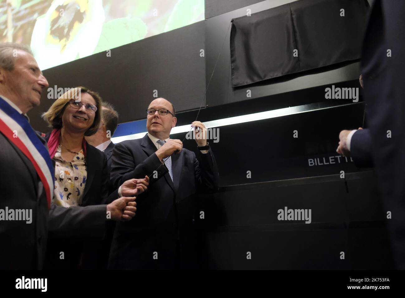 Il principe Alberto II di Monaco visita il nuovo acquario del nuovo osservatorio oceanologico di Banyuls-sur-Mer, affiancato da Jean Chambaz presidente dell'università Parigi X Pierre et Marie Curie, Vincent Laudet (L) direttore dell'osservatorio oceanologico di Banyuls-sur-Mer e il sindaco Jean-Michel Sole il 29 novembre 2017. Foto Stock