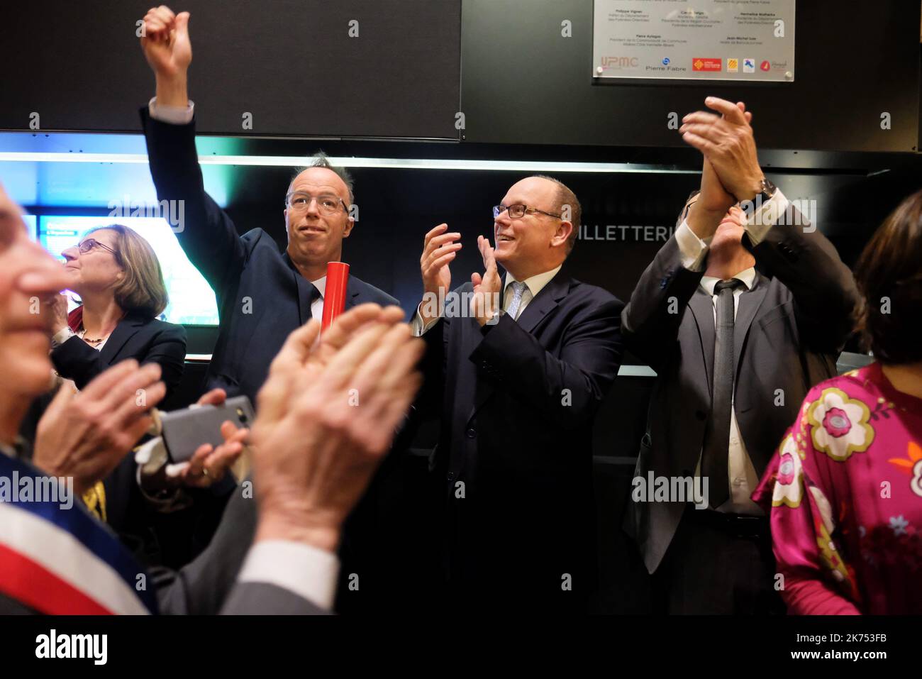 Il principe Alberto II di Monaco visita il nuovo acquario del nuovo osservatorio oceanologico di Banyuls-sur-Mer, affiancato da Jean Chambaz presidente dell'università Parigi X Pierre et Marie Curie, Vincent Laudet (L) direttore dell'osservatorio oceanologico di Banyuls-sur-Mer e il sindaco Jean-Michel Sole il 29 novembre 2017. Foto Stock
